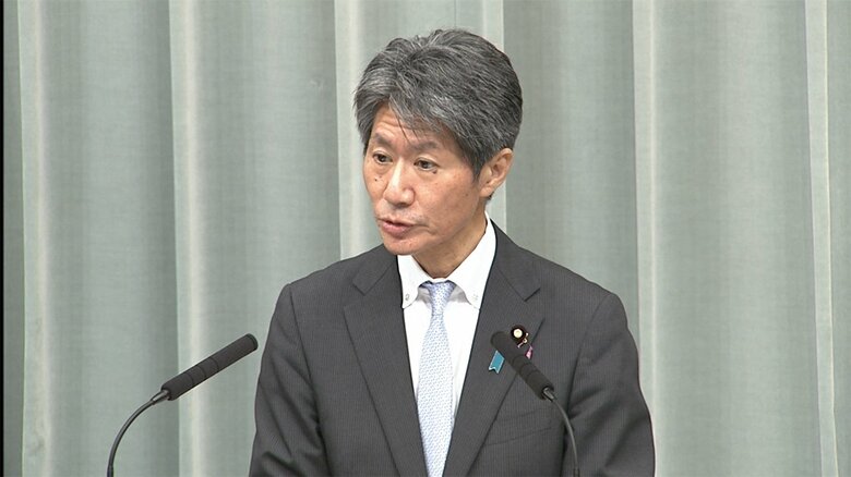 記者会見を行う磯崎仁彦官房副長官（25日午前）