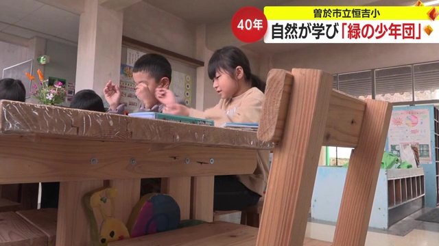 自分たちで作った椅子で宿題をする子どもたち