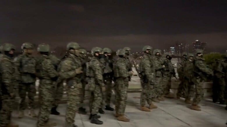 韓国国会前には多数の戒厳軍の姿が