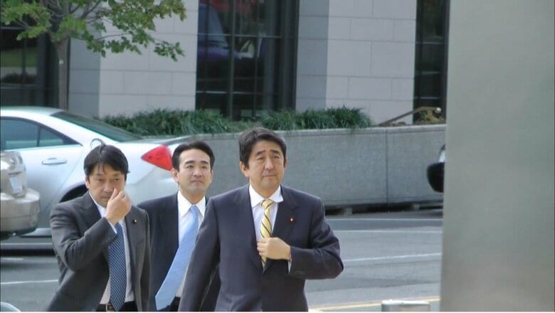 安倍元首相とともにアメリカ国務省に入る小野寺氏　2010年