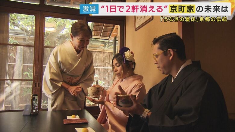 訪れた観光客が茶道や華道を楽しんでいた