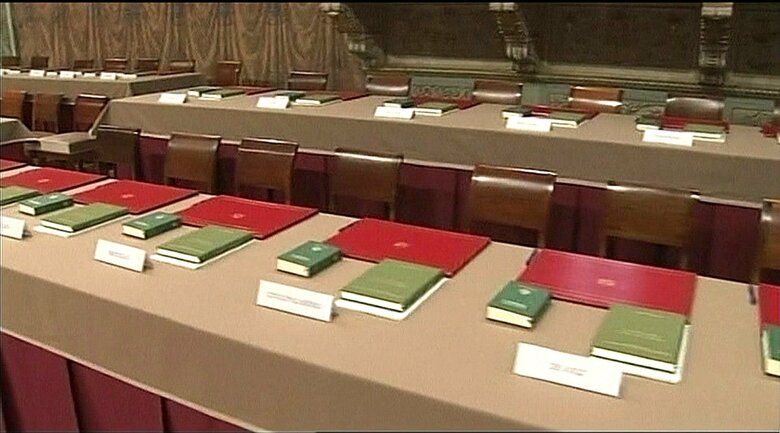 机に並べられた「コンクラーベ規則」「聖務日課」の本など