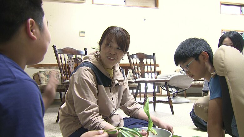 オルタナティブスクールに通う子どもたちと高木さん