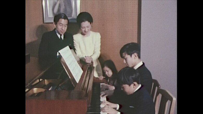 昭和49年（1974年）11月　上皇ご夫妻が見守られる中、ピアノを弾かれるお子さま方