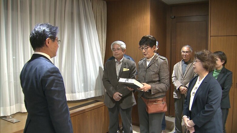 署名を提出する市民団体（2021年12月）