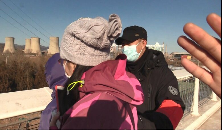 移動を命じられる市民　撮影を制止しようとカメラの前には公安関係者の手が・・