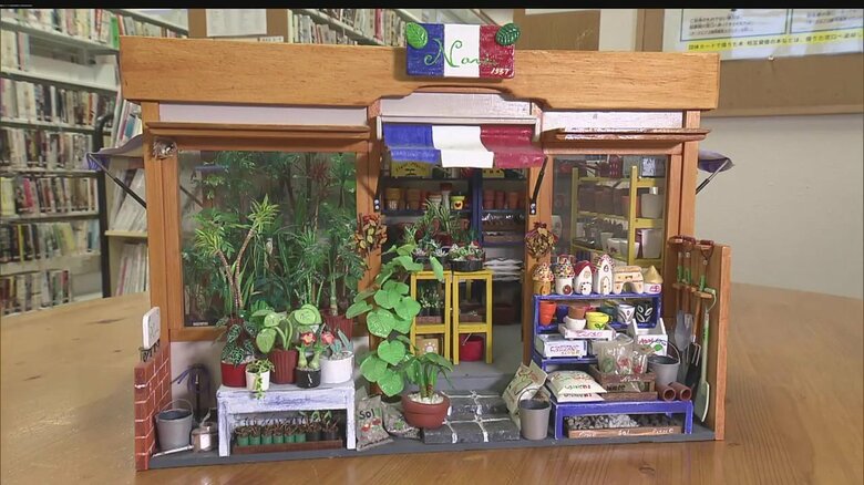 そうめんの箱の中にガーデニング屋を作っている