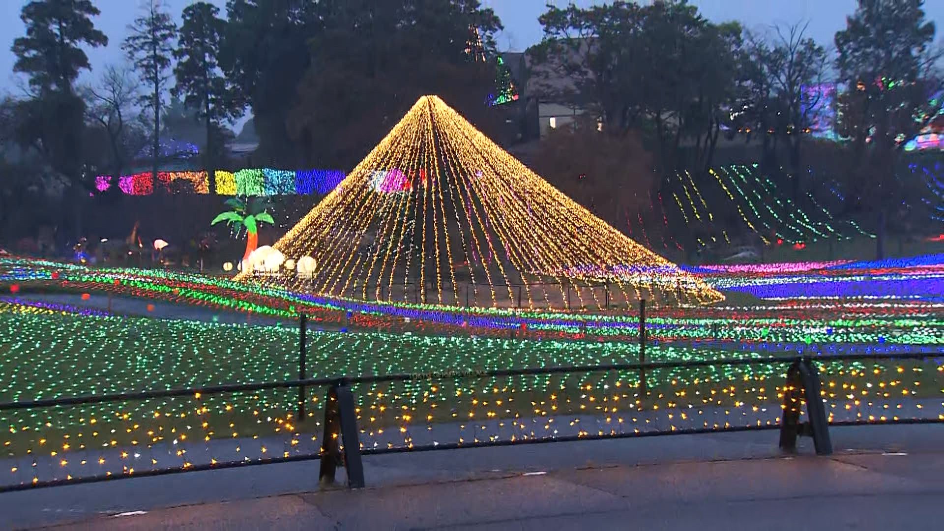 関東は夜にかけ警報級大雨の恐れ　ハロウィンの東京ドイツ村は雨で来場者半減　3連休は晴れ予報でイルミネーション点灯式