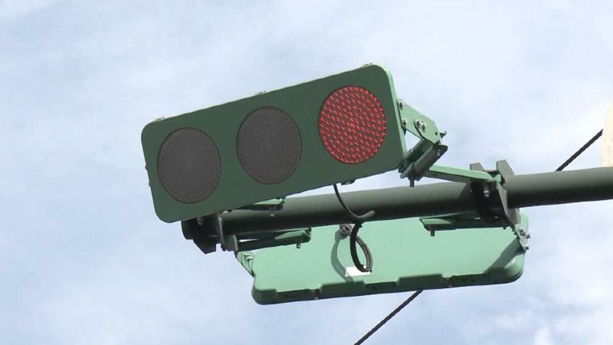 なぜに信号機が緑色?太田町だけ色が違う理由は「静岡学園があるから