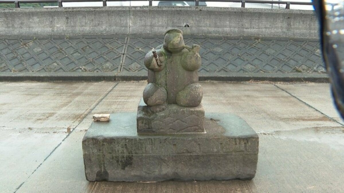 動く石像の謎…重さ2トンが2メートルも「これ相当動いてるぞ」そのワケ 