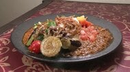 キーマもサバも楽しめる…こだわりのスパイスカレーをあいがけで　着物姿の店主が迎える憩いの空間　岩手県盛岡市