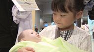 【夏休みの貴重な体験】小中学生が薬剤師や看護師の仕事に挑戦！札幌の地下歩行空間で「医療職体験ビレッジ」赤ちゃん人形抱っこや点滴などを学生から学ぶ…20日も開催＜北海道＞