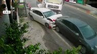 暴走トラックが突っ込む　駐車の車などが巻き込まれる　運転手がハンドル操作誤りコントロール失う　トルコ