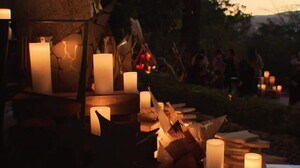 「鬼滅の刃」聖地の竈門神社 “2500本”のローソクでライトアップ 福岡・太宰府市