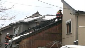 無人となった家から出火…木造2階建て住宅1棟が全焼 隣家の壁の一部も焼損 住人は外出中でケガ人なし
