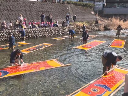 職人たちが水温5度の川へ…岐阜県郡上市で400年以上続く“鯉のぼりの寒ざらし” 冷水で生地に色が定着