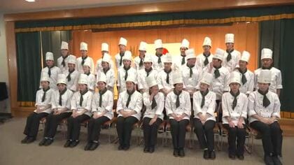 調理師を目指す学生にコック帽　盛岡市の専門学校で戴帽式　岩手県