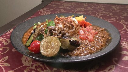 キーマもサバも楽しめる…こだわりのスパイスカレーをあいがけで　着物姿の店主が迎える憩いの空間　岩手県盛岡市