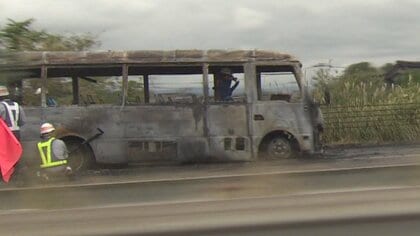 名古屋刑務所のマイクロバスが全焼、受刑者護送中に緊急停車　 運転席付近から煙出て炎上　今年3月に納車したばかり