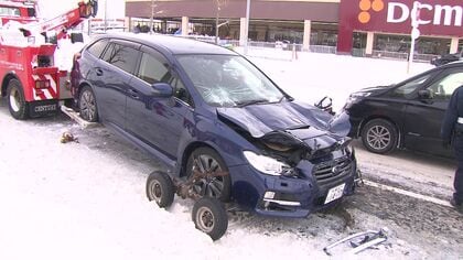 中央分離帯のある片側2車線の道路を“逆走”か 乗用車が重機と正面衝突…信号待ちから反対車線に誤進入か 男性が死亡