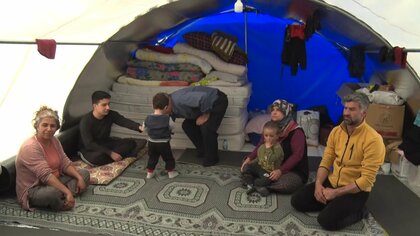 ひとつのテントで3家族10人生活　がれきは東日本大震災の10倍…“急ピッチ”も不足する仮設住宅【トルコ大地震から1カ月】