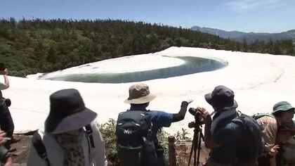 八幡平山頂「ドラゴンアイ」にぎわう　気温上がり一気に雪解け進む　“開眼”は6月10日ごろ　岩手県