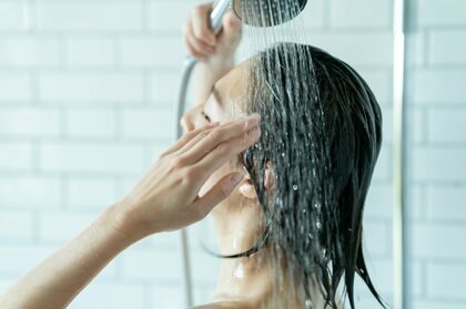 白髪染めした後はぬるま湯で入念にすすぐ（画像はイメージ）