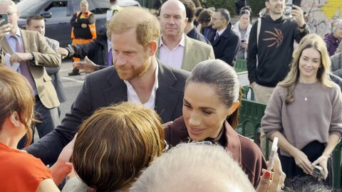 メーガン妃「戻ってこられてとても嬉しい」　ヘンリー王子夫妻がイギリス帰国後、初の公の場で活動　笑顔で市民と交流