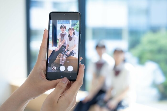 SNSにアップした画像から居場所が特定されることも(画像:イメージ)