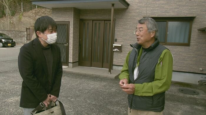 行政書士・中谷雅晴さん(左)と家主の古城満秀さん(右)