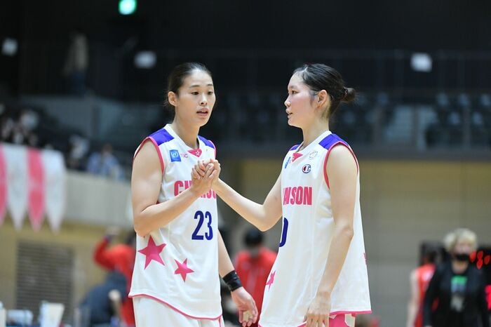 今季より加入した大沼美琴選手(左)と藤岡麻菜美選手(右)(10月24日、デンソー戦より)