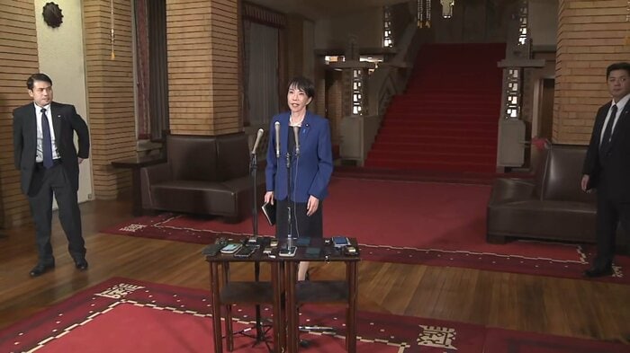 首相公邸で取材に応じる高市首相（10月24日）