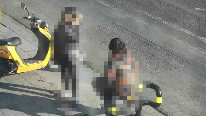 路上に立つバッカスおばさん 撮影:横田 徹