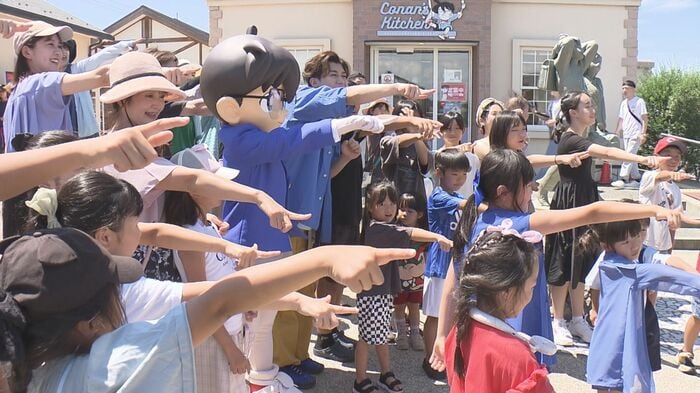 レオンさんとコナンくん 多くのファンと記念撮影