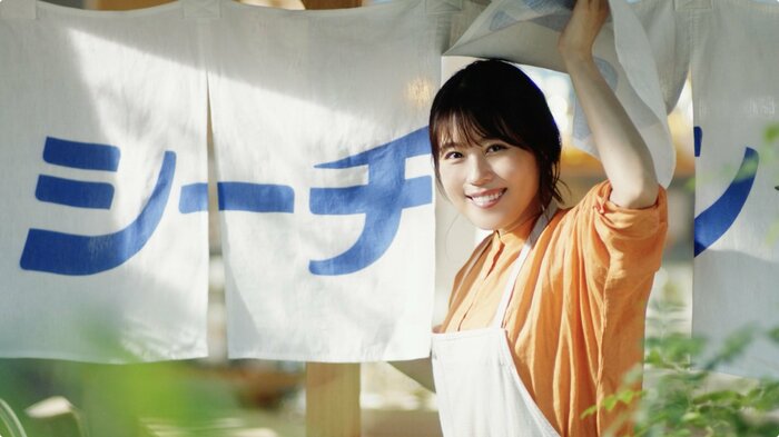 「食べていきません?」と呼びかける“女将”有村架純