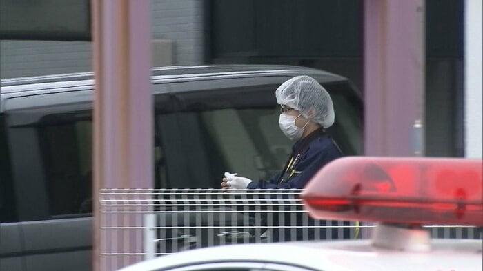 事件現場を調べる捜査員(2022年3月)