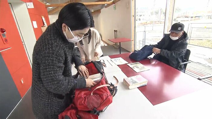 冊子を手にする鑓屋翔子さん
