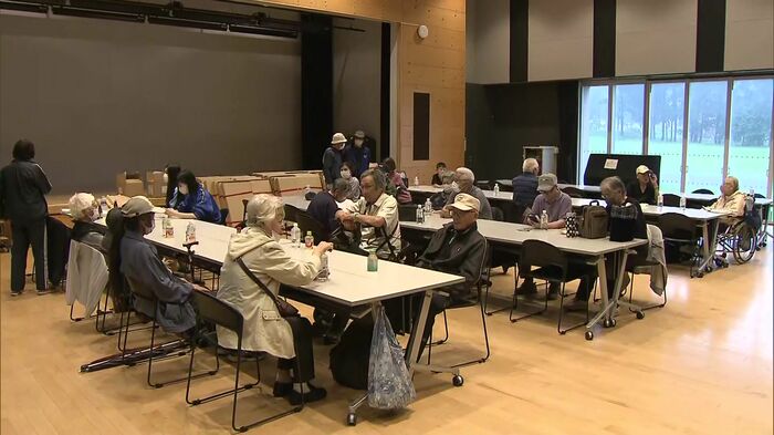 土砂災害の危険が高まり避難所に集まった人々