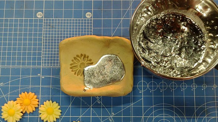 化学反応を活用して湯煎で溶ける金属を実現