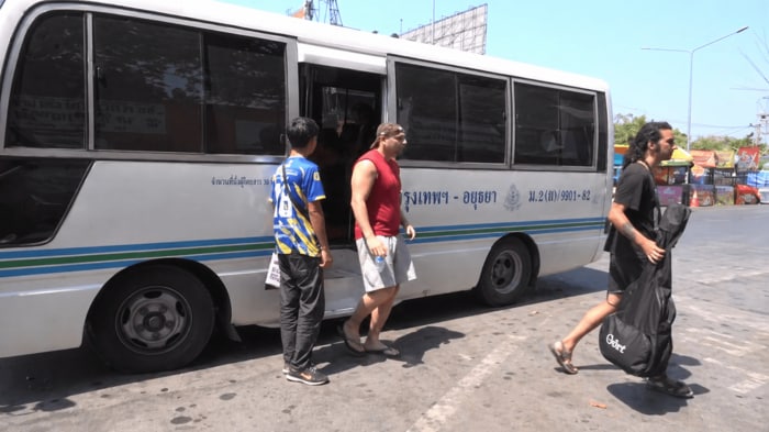 運賃値上げと減便の影響を受ける乗り合いバン（アユタヤ）