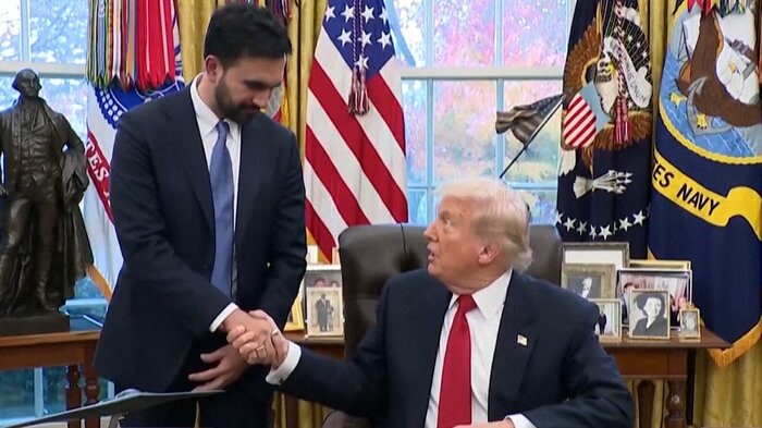 握手を交わすトランプ大統領とマムダニ氏