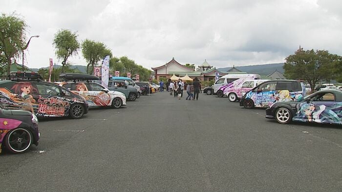 “痛車”17台が並ぶ様子は「壮観」