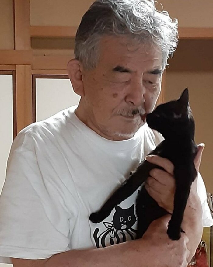 父親に抱っこされるルルちゃん