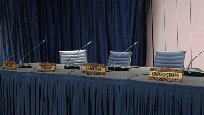 KLCCの署名式会場にはマレーシア、タイ、カンボジア、アメリカのプレート（10月24日）