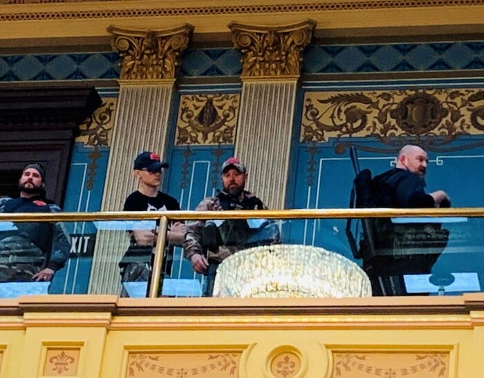 州議会議事堂に乱入したデモ隊はライフル銃で武装(ミシガン州議会議員Dayna Polehanki氏のツイッターより)