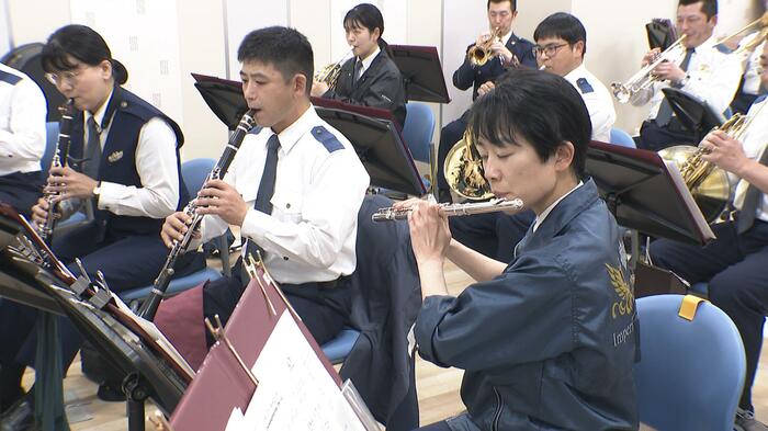 園遊会の前に全体練習を行う隊員たち