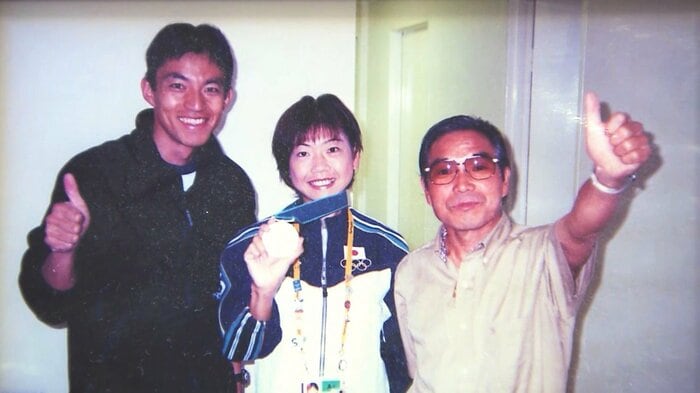 2000年 小出義雄氏(写真右)の元でコーチを務める高橋昌彦