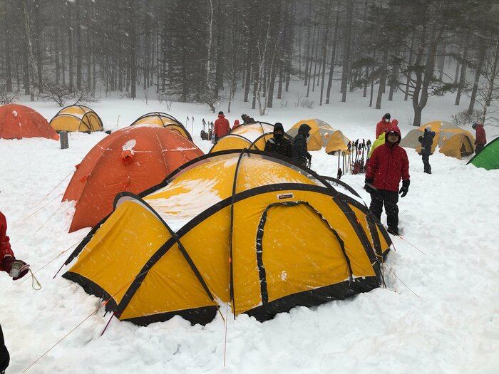 雪が降り積もる中、テントを設営してそのまま宿泊。氷点下でのテント泊