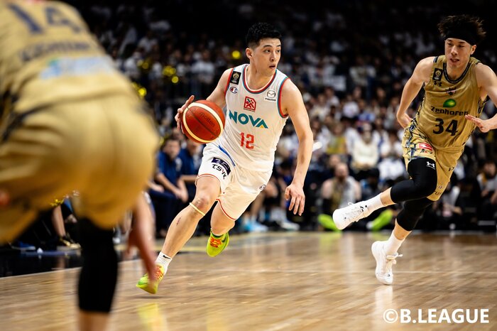 ドリブルで切り込む広島・中村拓人(28日、横浜アリーナ)