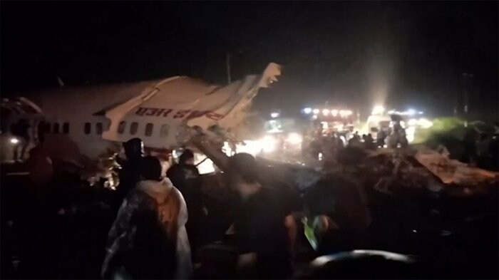 インドで旅客機が着陸失敗 17人死亡 120人以上けが